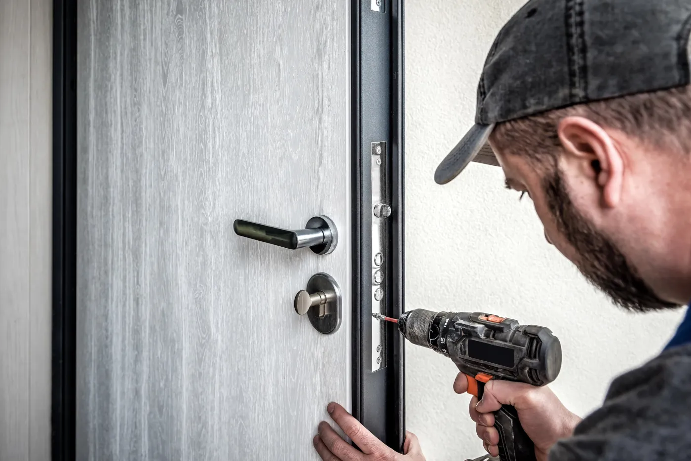 Serrurier posant une serrure multipoints sur une porte blindée à Argenteuil (95100)